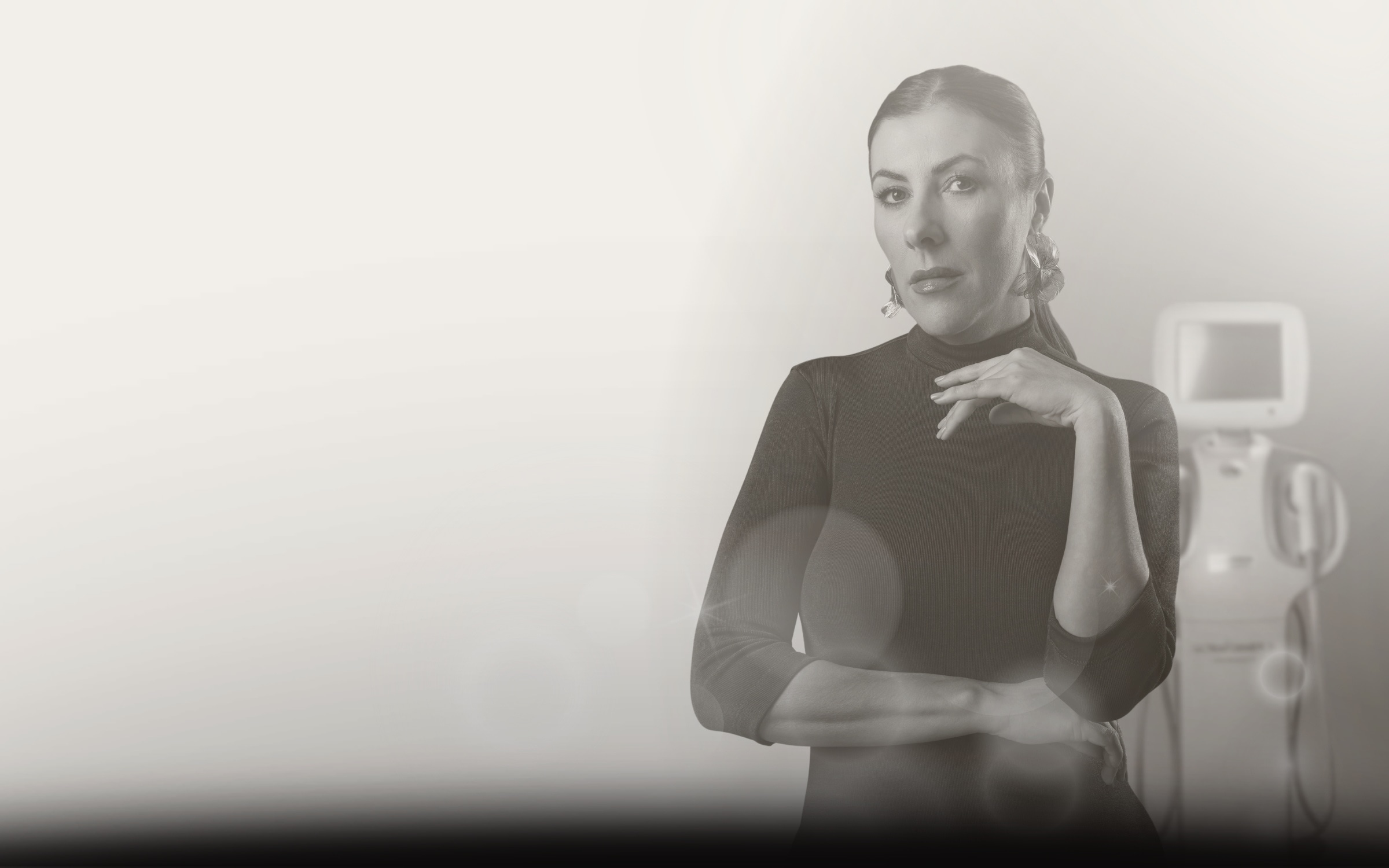 Maria Rita ao lado do aparelho de Ultraformer, na clínica em Itajaí